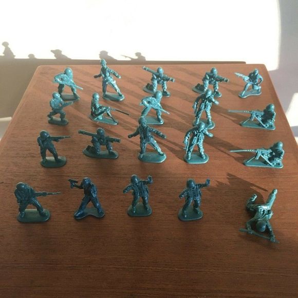 Plastic Army Guys Figures Dark Green American Flag - Picture 2 of 4